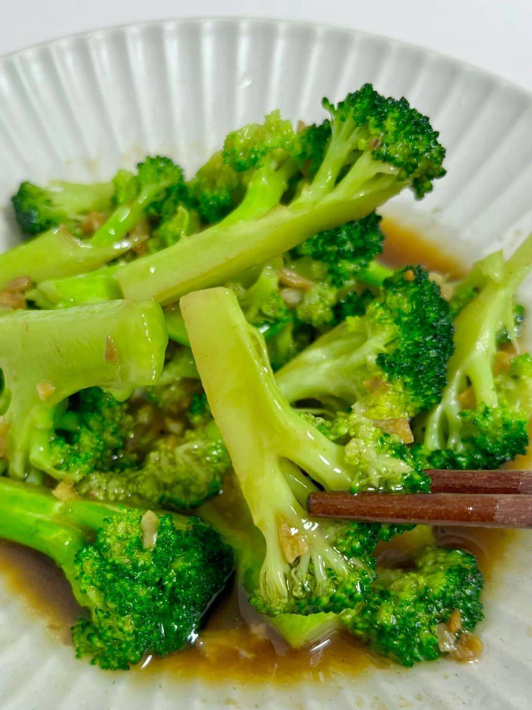 清炒西兰花要想好吃一定像我这样做出锅脆嫩不发黄
