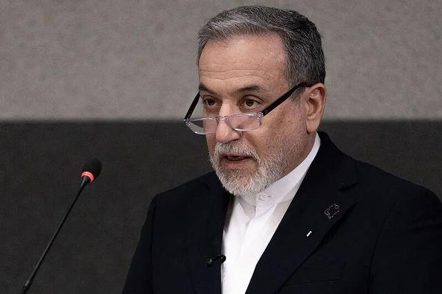 伊朗外长:霍尔木兹海峡只对敌人关闭,中国、俄罗斯等国船只都安全通过了