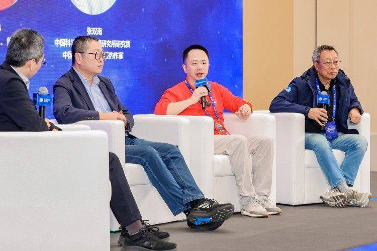 周鸿祎科幻大会对话刘慈欣，预判“百亿智能体”新物种时代