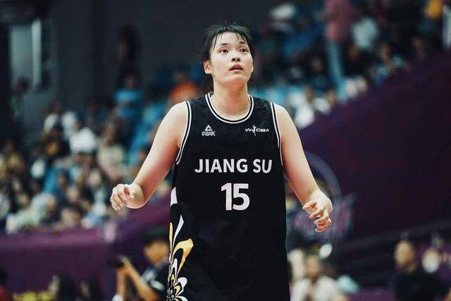爆冷掀翻卫冕冠军！中国女篮26岁2米王牌闪耀，无惧3大内线名将