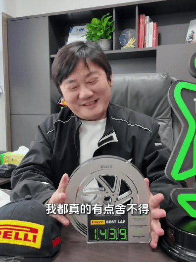 图片[5]-张雪宣布捐赠嫣然“加码”：将冠军奖杯、签名帽子一起赠送！喊话李亚鹏：用途你定，我信你！称赛车起拍价40万，有点寒酸，所以加码-华闻时空