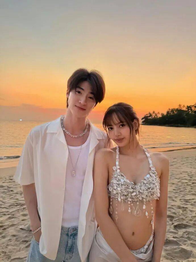 顶级女团成员邀请男性朋友，参加比基尼生日派对，亲密双人照引关注 插图2
