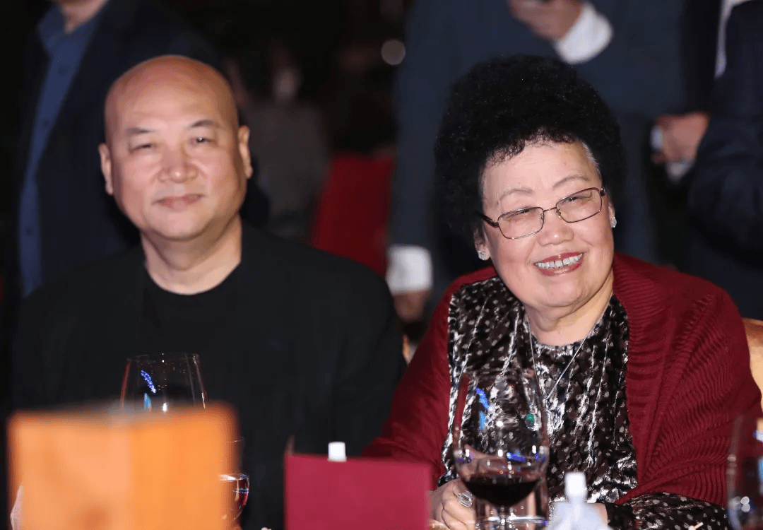 “迟重瑞与陈丽华年轻时合影”系误传,照片当事人回应