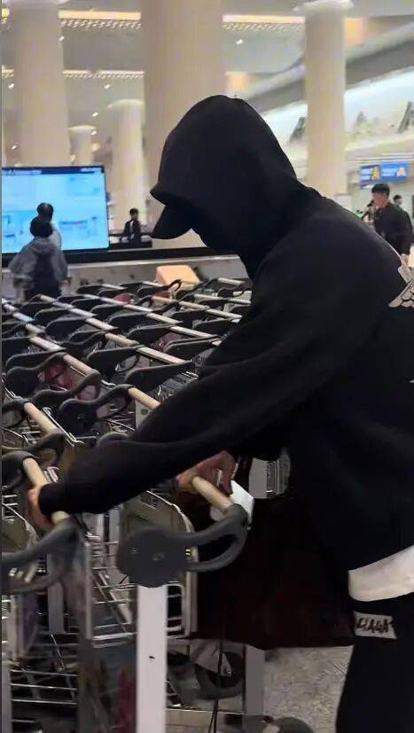 知名男团成员遭韩国粉丝贴脸辱骂，全程低头沉默未作回应 插图1