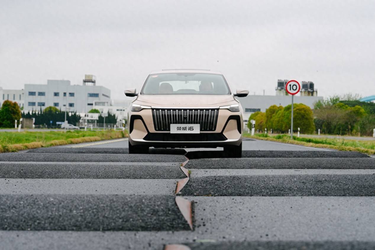 电车杀疯之后荣威i6为何还要替中国家庭把一台油车认真做好(图1)