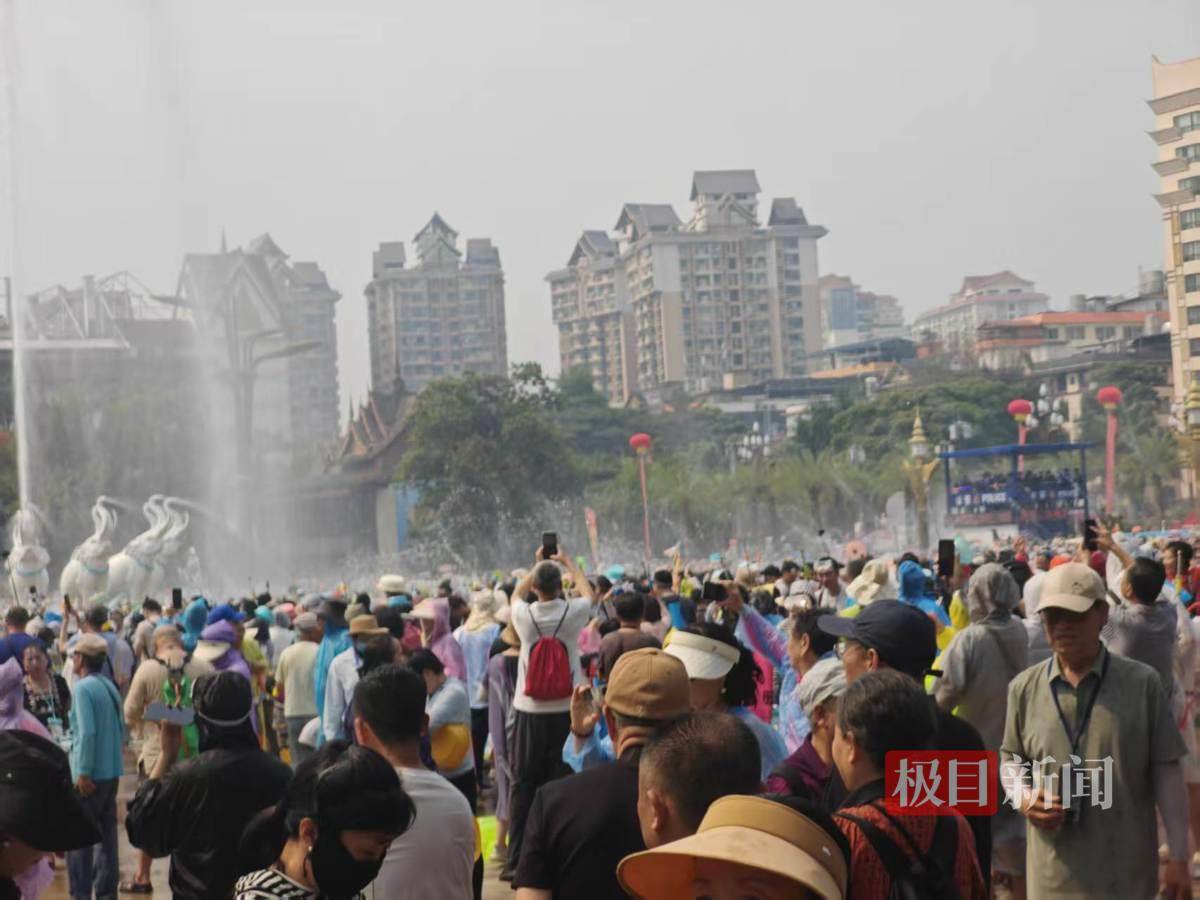 西双版纳泼水节狂欢:各地游客打出家乡旗帜,4岁女孩从广东带着水枪前来 -华闻时空