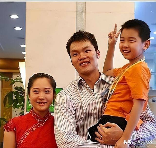 和朱芳雨离婚13年，她带小儿子生活至今未婚，如今已是大学副主任