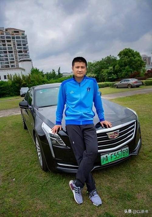 51岁国足名宿：曾是上海左后卫传奇，娶娇妻生3女，退役定居香港