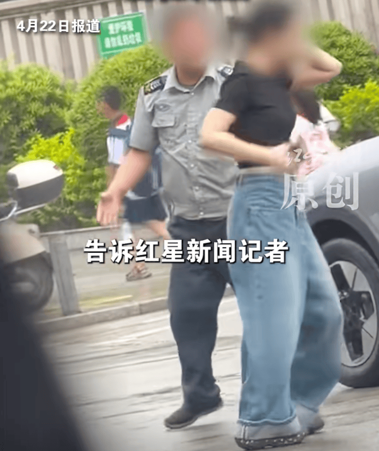 “女司机脚踹保安后被反手扇耳光”，涉事保安已被停职