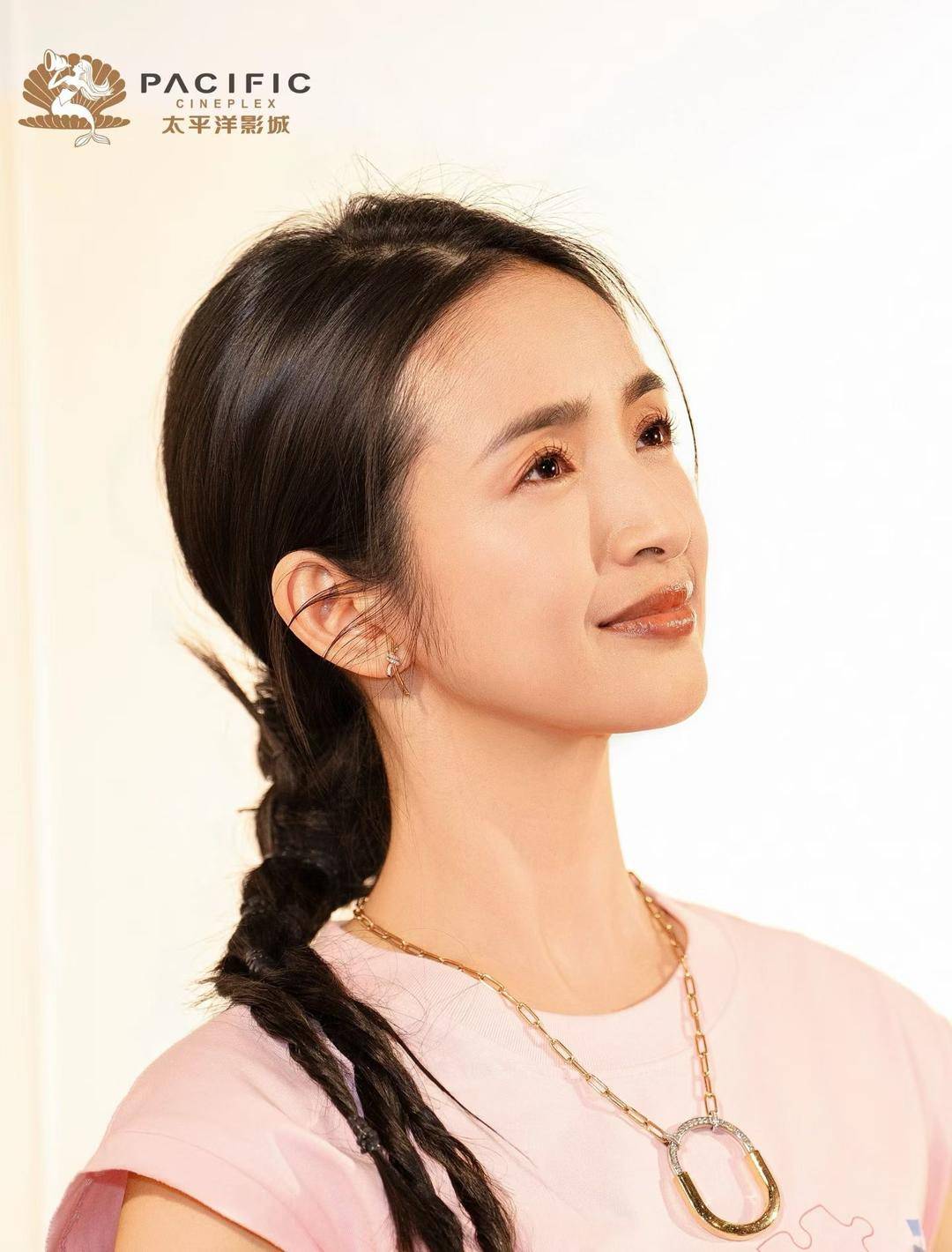 林依晨谈及与张艺凡的合作林依晨称赞有加我跟艺凡学习到很多年轻