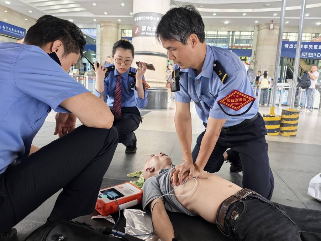 黄金4分钟生死救援！南宁火车站工作人员用AED成功救助晕厥旅客