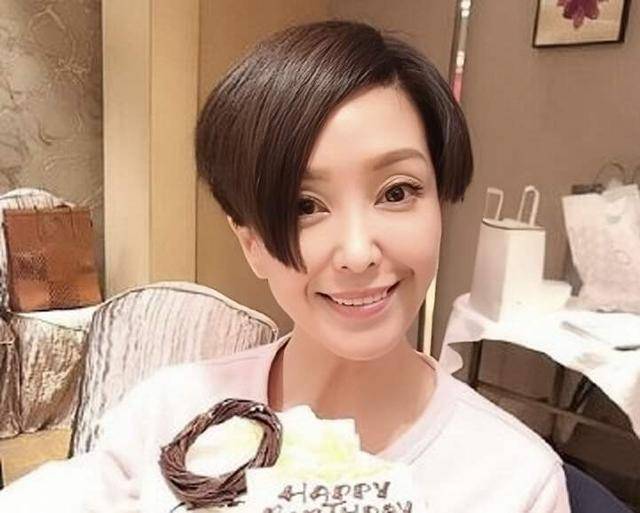 香港知名演员秀恩爱原谅老公婚内出轨结婚半月前夫意外身亡