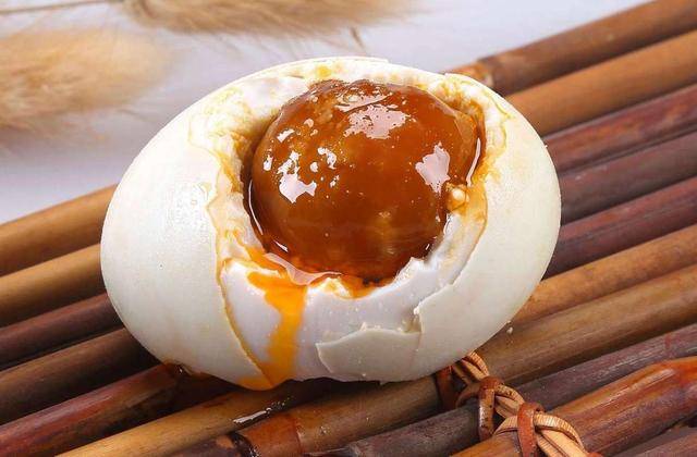 咸鸭蛋被关注！医生发现：糖尿病患者吃咸鸭蛋，或许会有这3变化