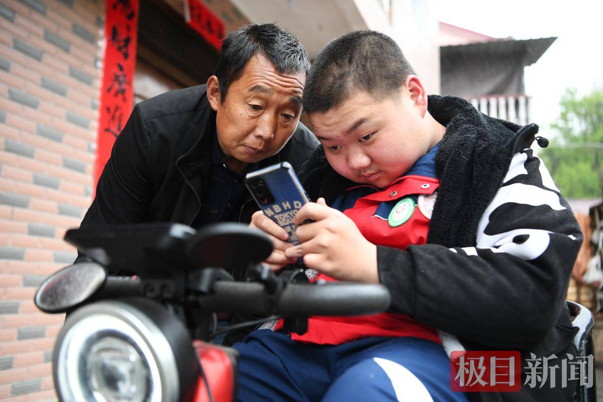 握笔都难，却能写代码，保康15岁“轮椅少年”成了“科技小达人”