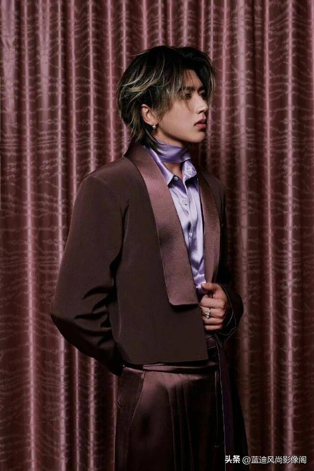蔡徐坤 Met Gala 预热派对：紫缎凝矜贵，风华赴盛筵