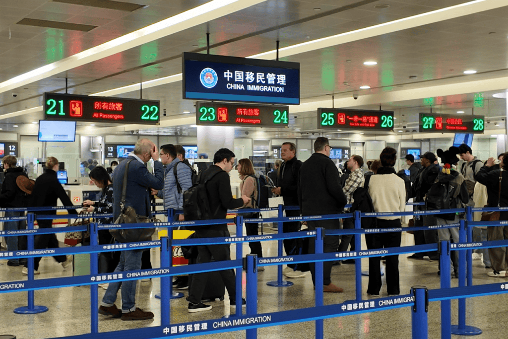 巴西对华免签首日，上海浦东机场口岸迎来首批出境旅客 -华闻时空