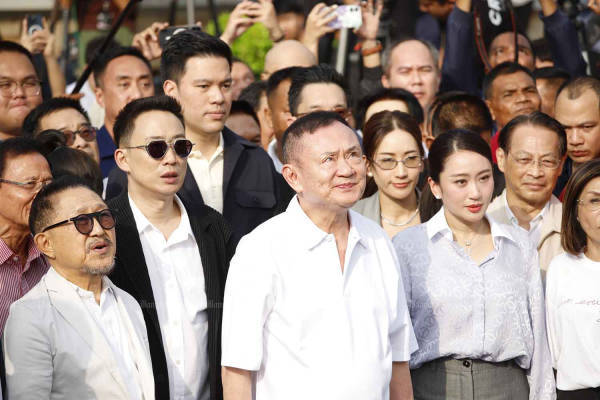 泰国前总理他信假释出狱，小女儿佩通坦到场迎接 -华闻时空