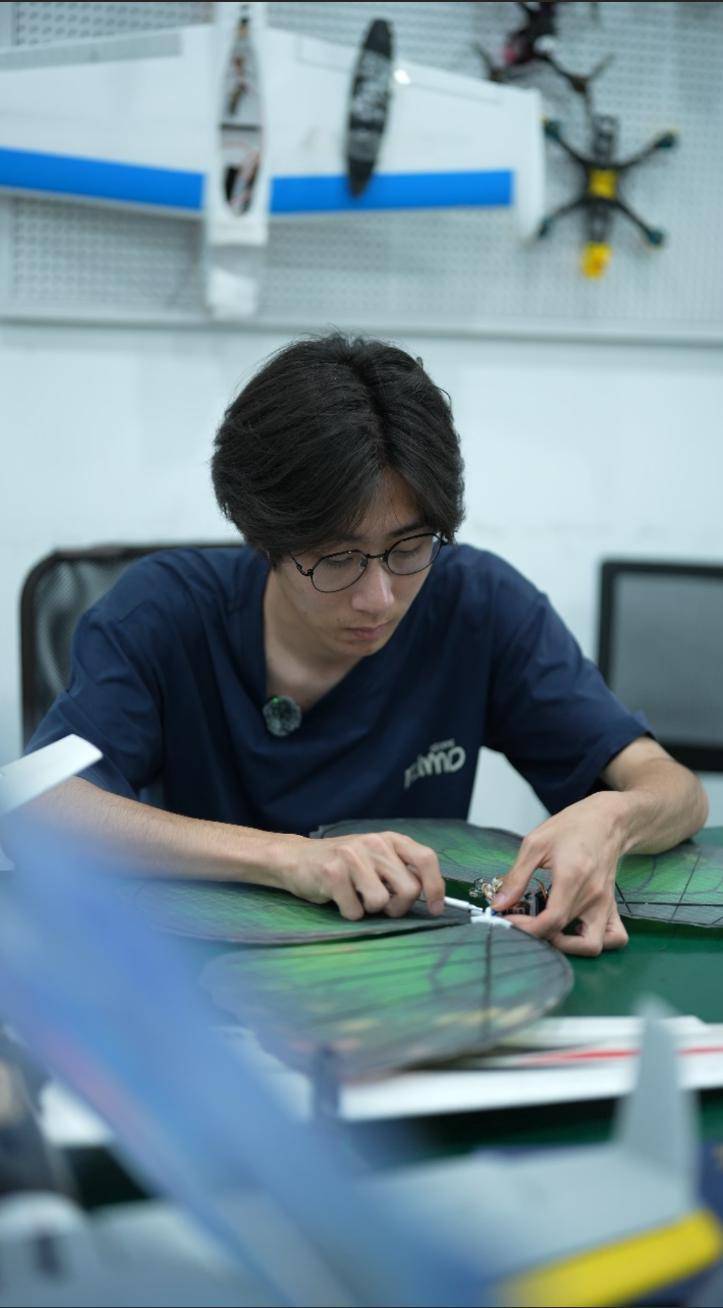 无人机专业大学生手搓仿生蝴蝶创业,单价1500元已卖出上千只