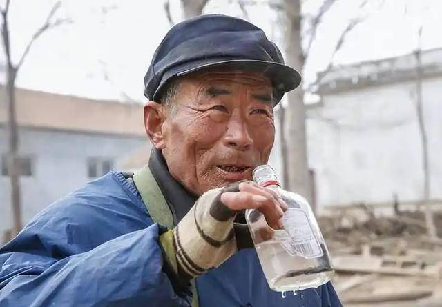 原创            肝脏亮起红灯，喝酒有提示？医生：肝损伤患者，喝酒后或有4反应
