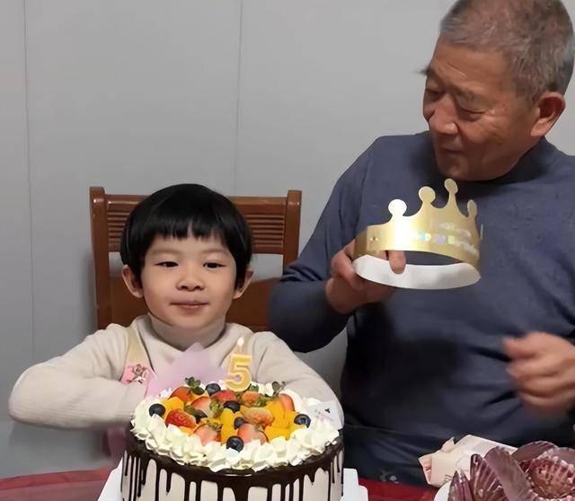 小天赐，终为父母当年的＂冲动＂买了单，年仅6岁活得不像个小孩