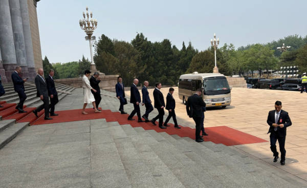 马斯克说会谈很顺利，黄仁勋点赞库克比耶