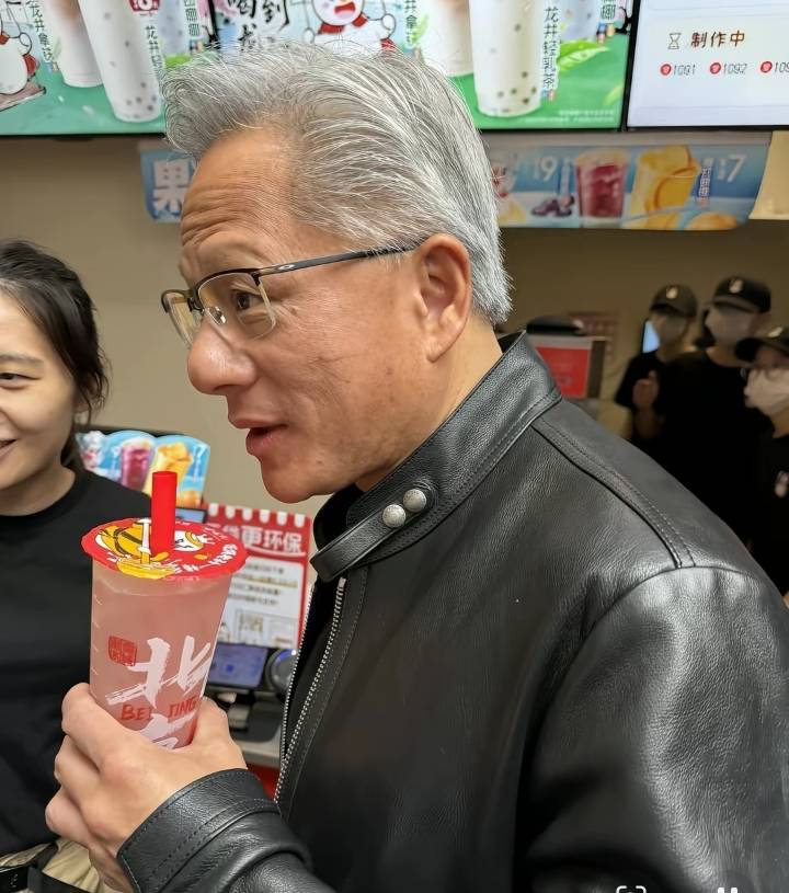 蜜雪冰城上線黃仁勛“大佬同款”，門店負(fù)責(zé)人：有人一次購買30杯，已申請?jiān)诘陜?nèi)設(shè)置黃仁勛打卡點(diǎn)海報(bào)