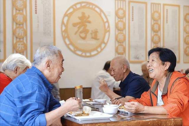 “吃饭八分饱”被推翻了？医生：过了62岁，吃饭尽量要做到这4点
