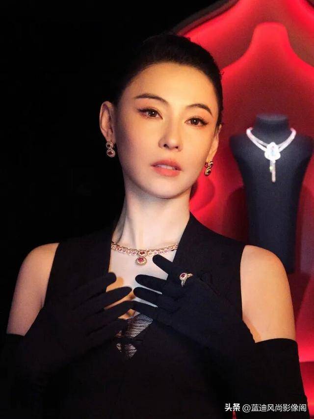 张柏芝高珠展造型｜黑裙凝赫本韵，珠宝映矜贵魂