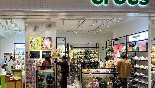 Crocs线下门店被曝售假洞洞鞋：专柜坚称是