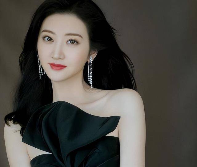 1天曝3大瓜！顶流女星签协议、约会激吻、知三当三各个炸裂