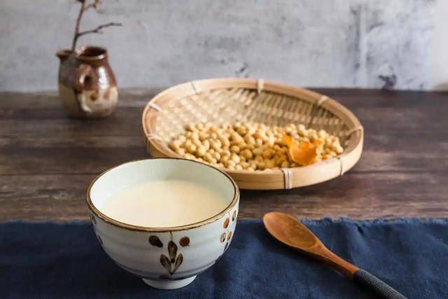 原创            豆浆是血压杀手？医生多次提醒：高血压人建议少吃6种食物