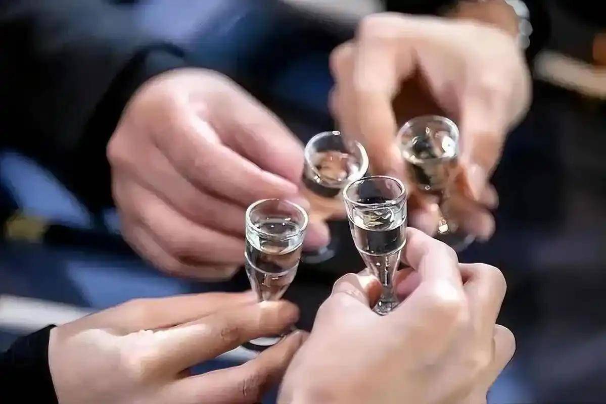 调查发现：男性若长期不喝酒，用不了半年，身体或出现这4个改变