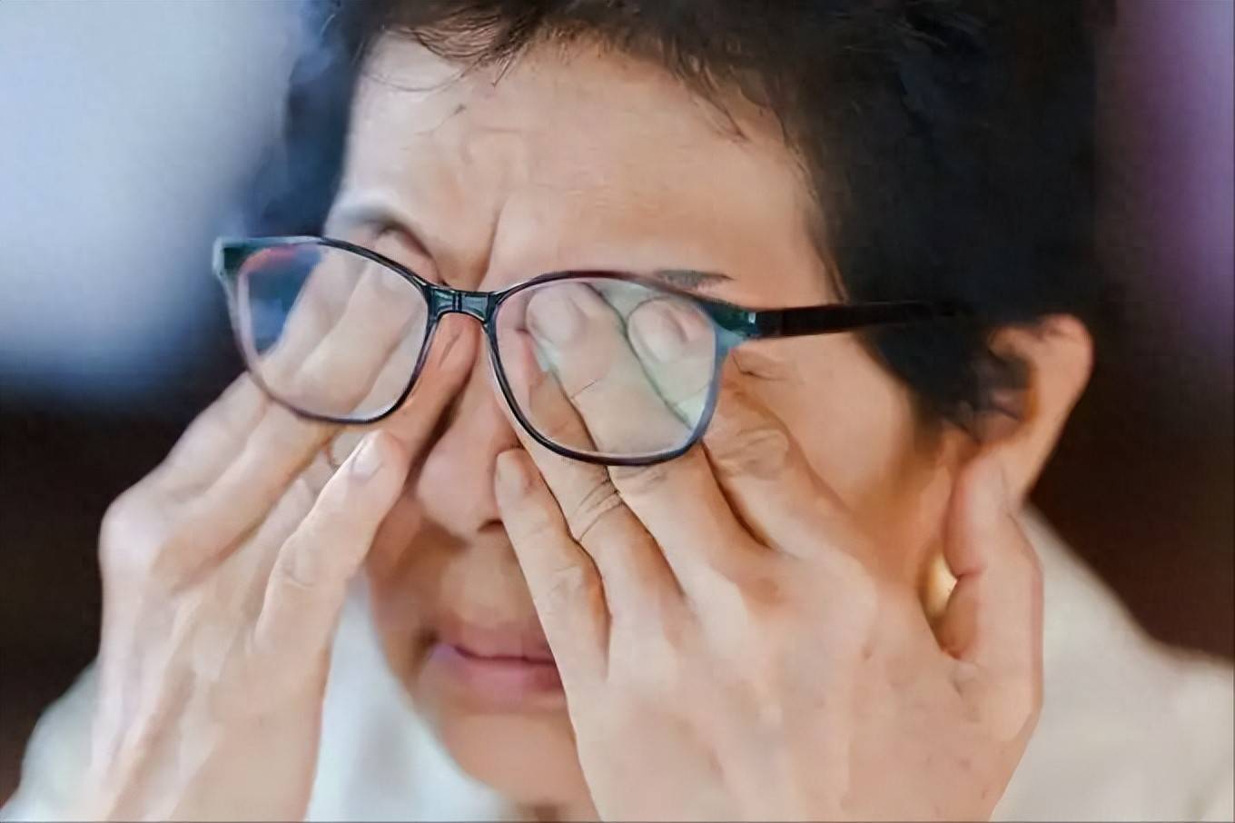 原创            为什么眼睛越来越模糊？提醒：别以为是老了，或是5种疾病的信号