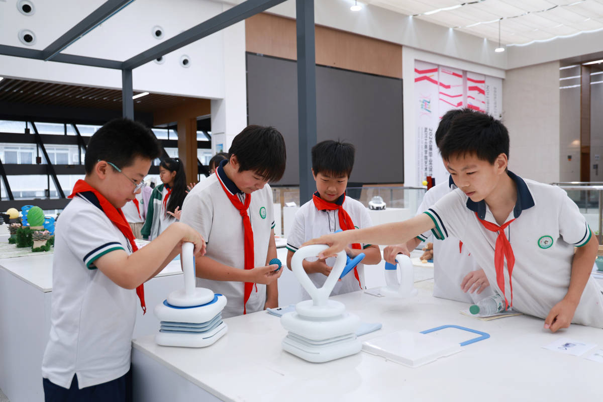 童心对话艺术，武汉工商学院艺术毕业展迎来“小小体验官”