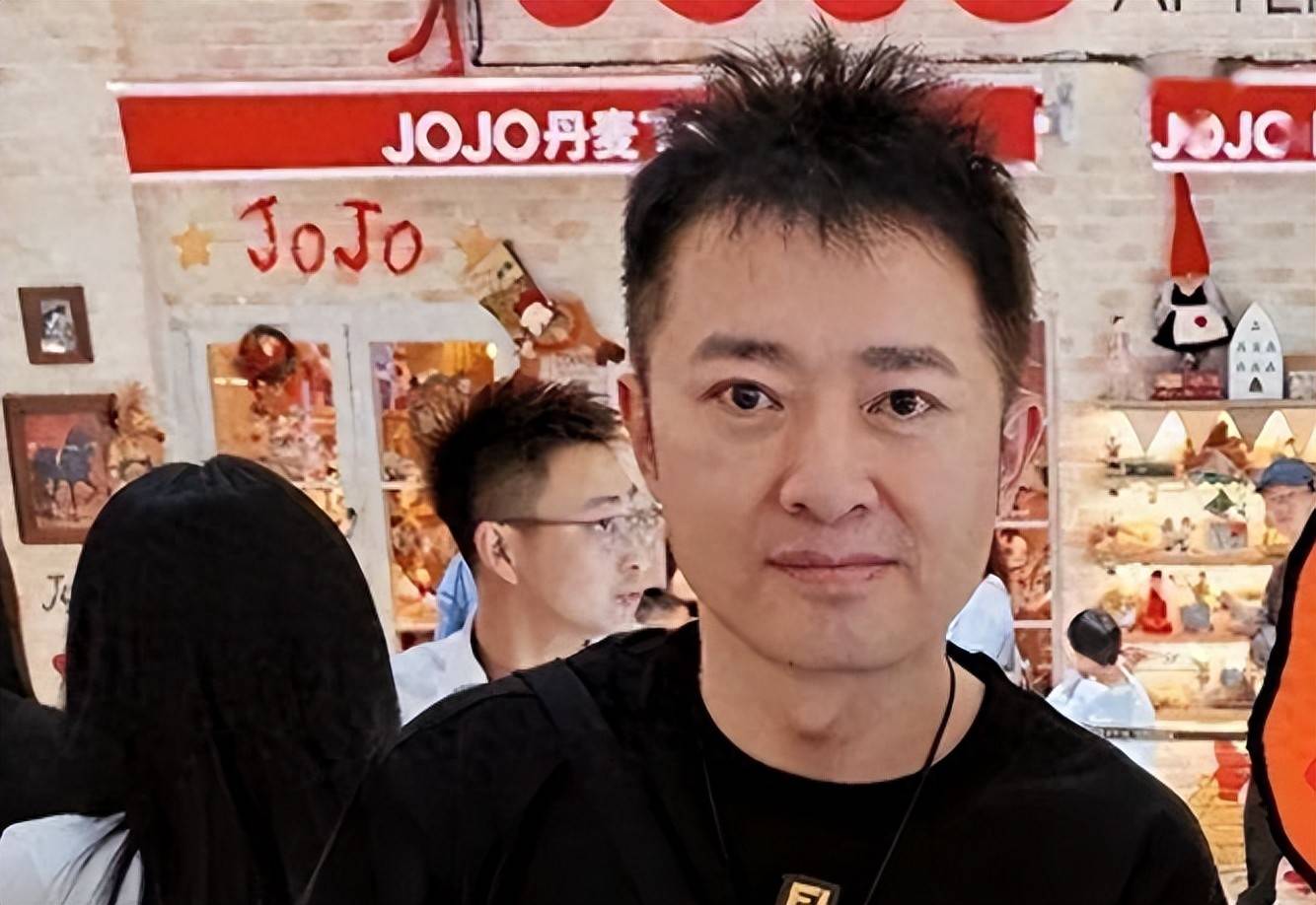 53 岁任泉近况曝光！被曝与黄绮雯隐婚 17 年婚姻幸福成人生赢家