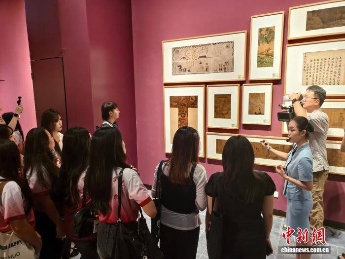 逾百名留学生走进广西美术馆 沉浸式感受“中国历代绘画大系”