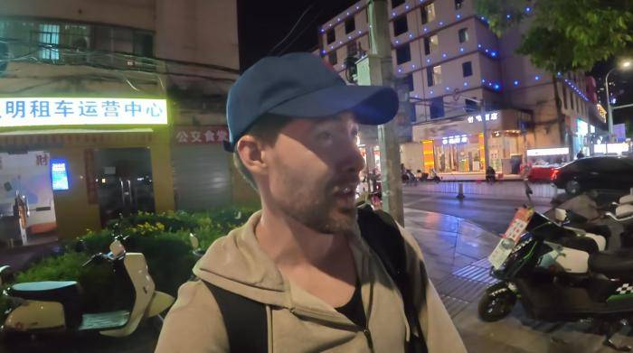 美国网红想拍“落后的中国”,却被一群大凉山孩子追问爱泼斯坦 -华闻时空