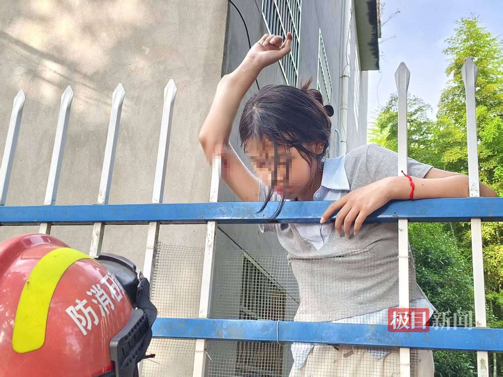 女生翻越围墙遭铁栏杆刺穿手臂，消防部门割断铁栏杆救人