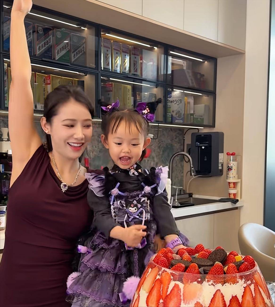 知名网红“表妹李KK“破产!未婚生女后掉粉上百万转行去卖小吃