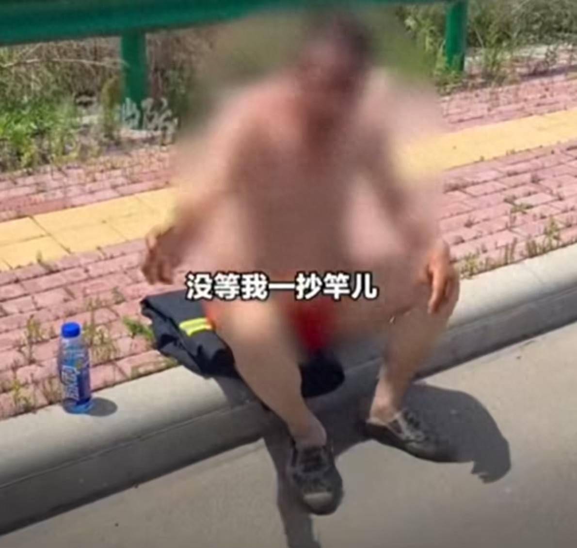 天津大爷钓鱼时鱼竿被鱼拽跑，脱衣服下河苦追5小时；脱险后开启单口相声模式，向消防讲述历险经过：差点游不回来了，竿值360元