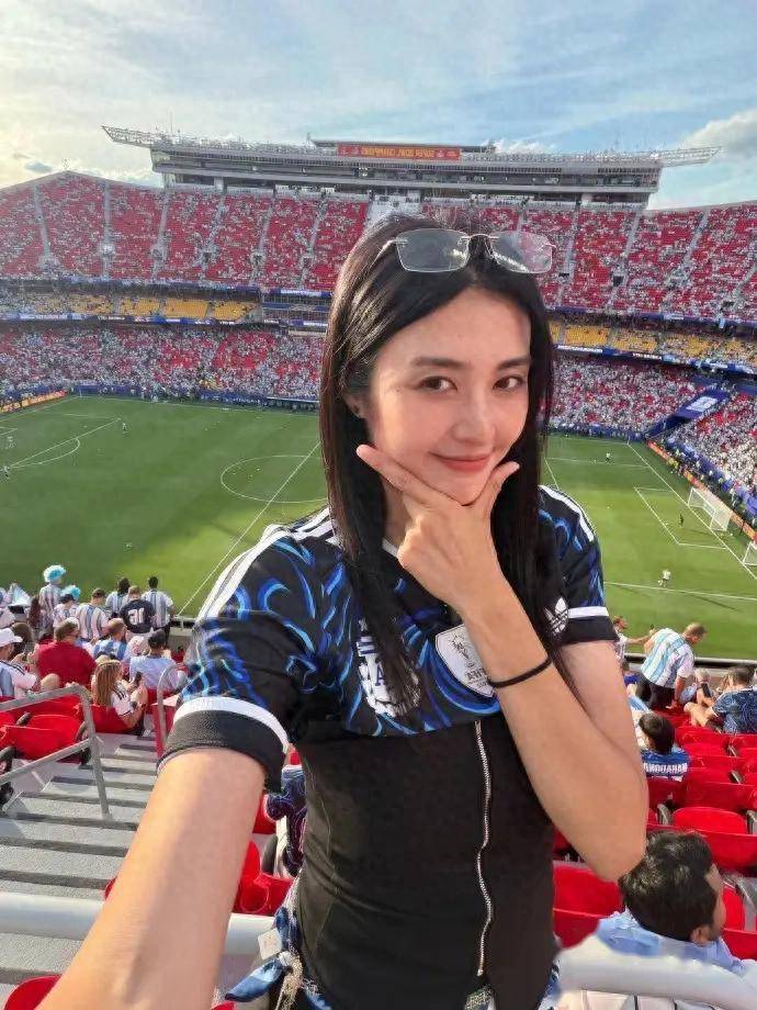 现身世界杯！赵丽娜现场观战阿根廷，身着阿根廷球衣为梅西助威