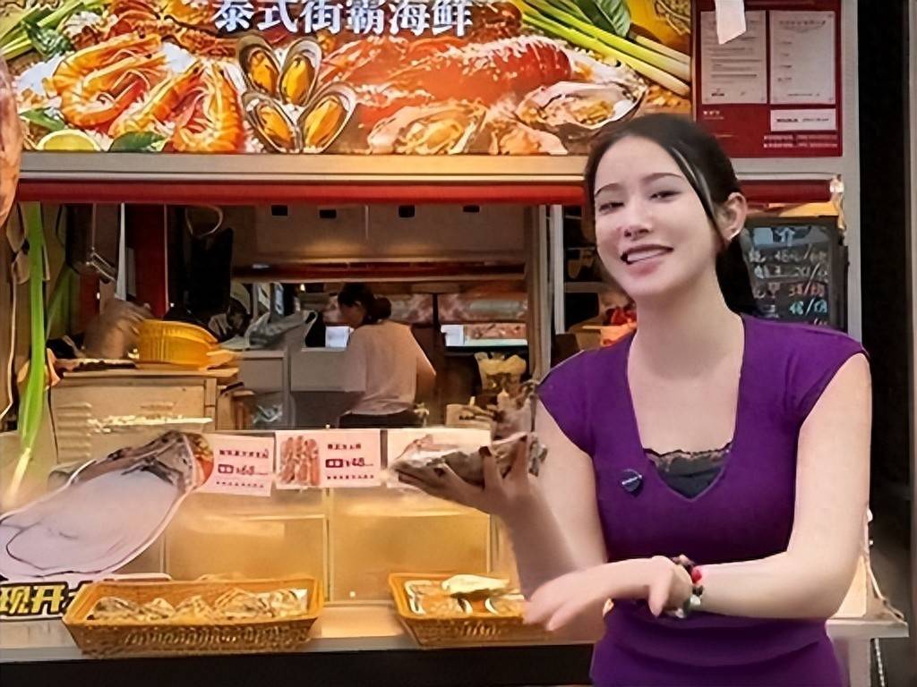 知名网红“表妹李KK”破产！未婚生女后掉粉上百万转行去卖小吃