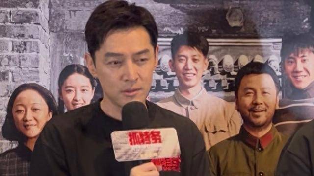 《抓特务》昨日上映，警察与特务，雷佳音与胡歌，猫鼠对峙大半生
