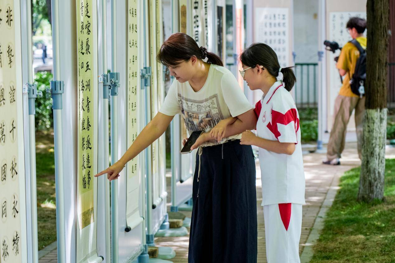 “青奥逐光・中非同心”艺术展启幕 百件青少年佳作搭建中非青年文化桥梁