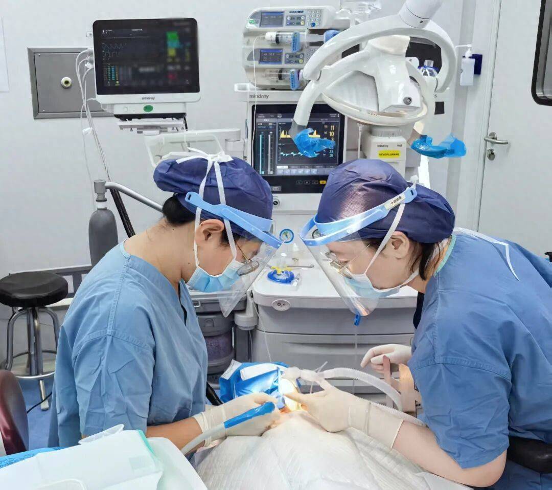 从吉林到青岛，千里“打飞的”只为给孩子看牙疼？背后的真相让人破防