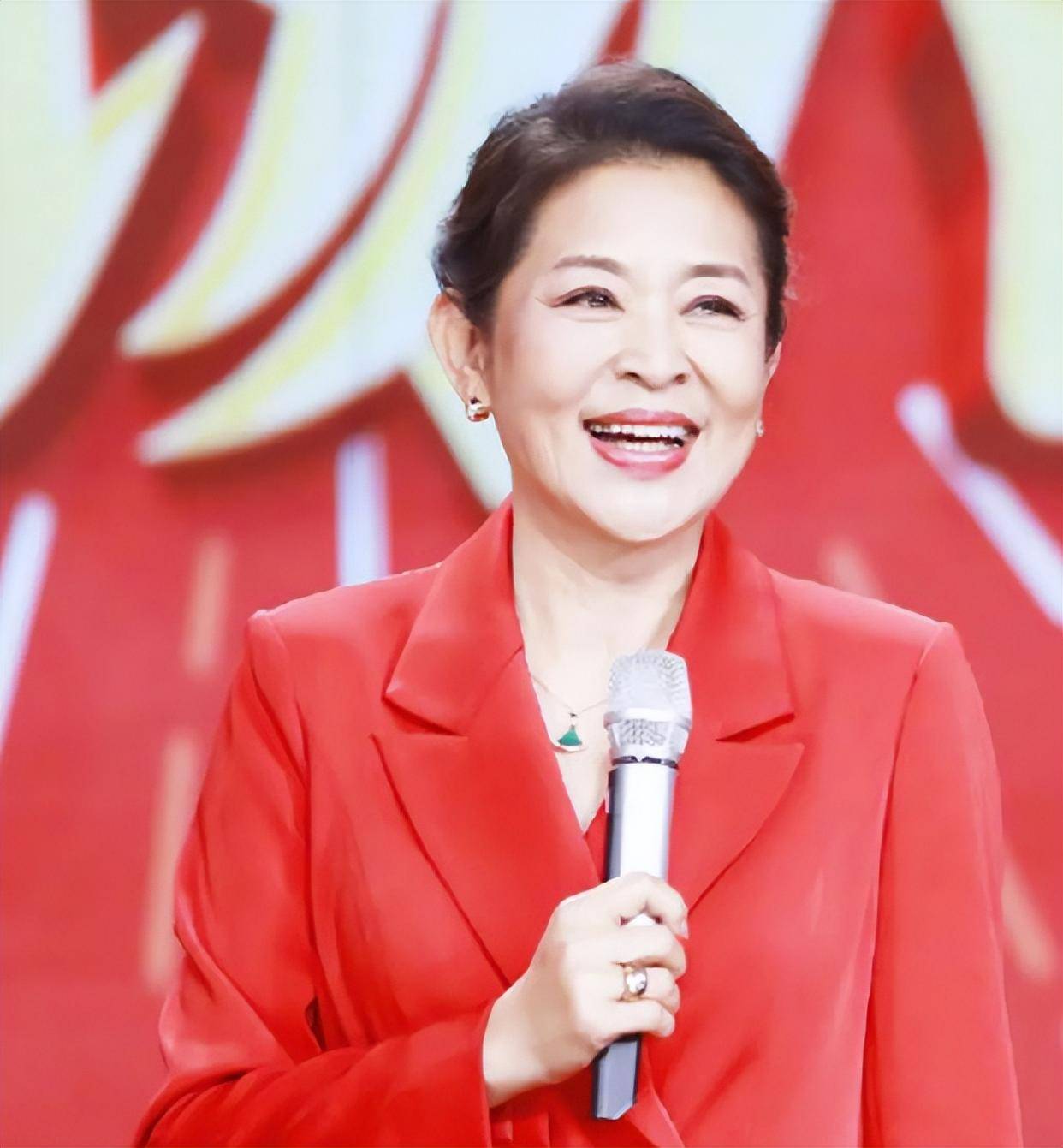 66岁倪萍落泪身家过亿却等不来儿媳儿子拒婚背后隐情太扎心