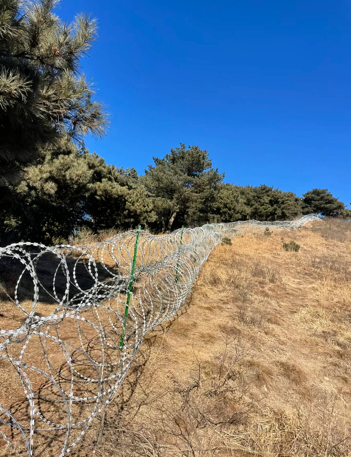 泰山周边建起135公里刀片铁丝网引争议，景区管理部门：预留了农事生产生物迁徙通道