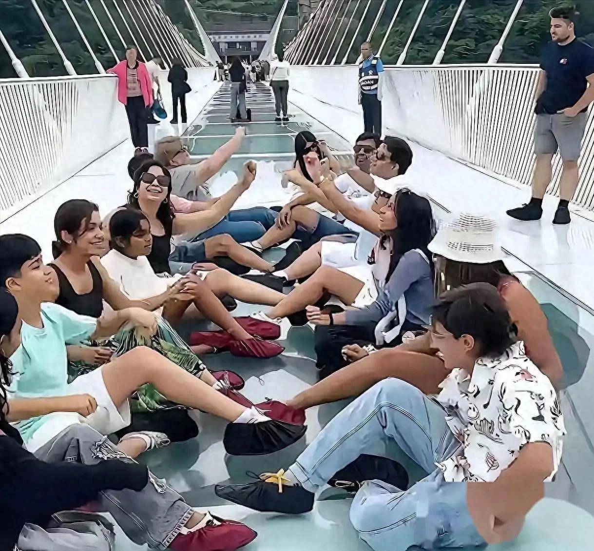 太离谱！印度游客霸占张家界玻璃栈道，堵死通道拒不离开