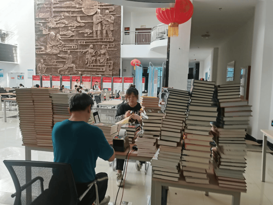 海原图书馆上架6000余册新书