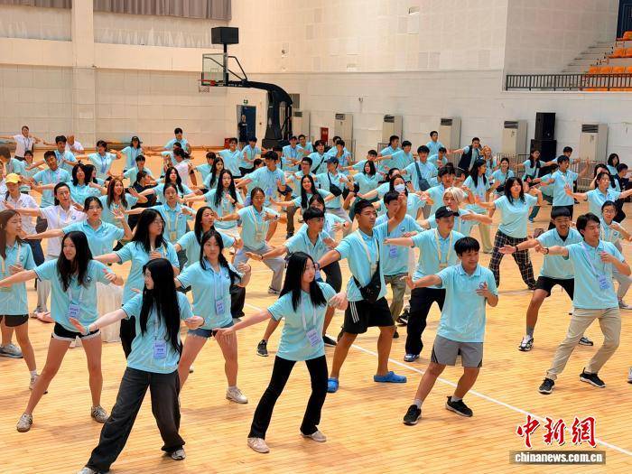 美国华裔青少年巴蜀行：闻药香、学竹编、习八段锦